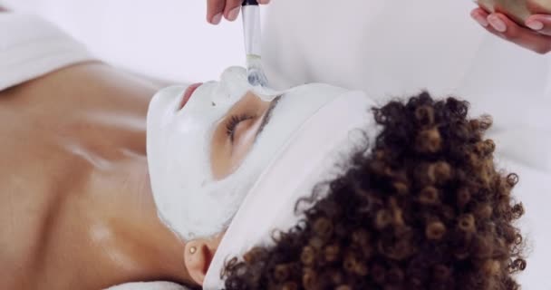Vrouw Spa Borstel Gezicht Masker Gezicht Voor Wellness Cosmetica Huidverzorging — Stockvideo