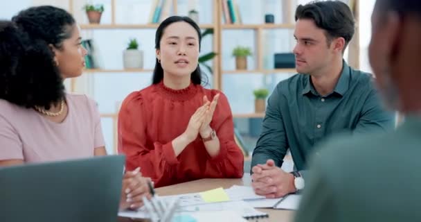 흐름을 직원들 의사소통 아시아 팀워크와 아이디어를 브레인스토밍 — 비디오