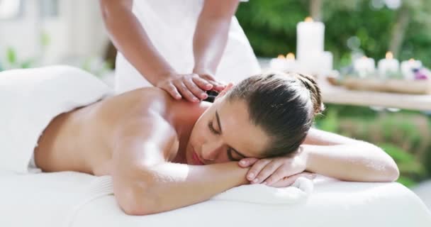 Mulher Massagista Pedras Quentes Para Relaxar Costas Spa Para Fisioterapia — Vídeo de Stock