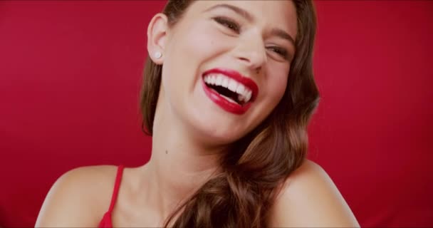 Kobieta Śmiech Piękno Studio Czerwonym Tle Dla Pewności Siebie Makijaż — Wideo stockowe