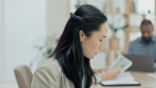 Affärskvinna Mötes Och Statistikanteckningar För Finansanalys Kontor Konferensrum Asiatisk Kvinnlig — Stockvideo