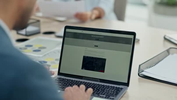 Zakenman Handen Laptop Website Voor Beursonderzoek Browsen Financiële Groei Kantoor — Stockvideo