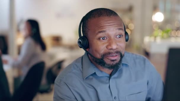 Black Man Call Center Computer Consulting Talking Telemarketing Crm Work — Stock Video