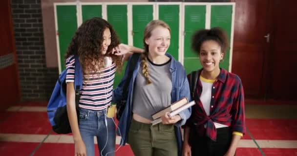 Onderwijs Boeken Grappige Meisjes Studenten Door Een Locker Hun School — Stockvideo