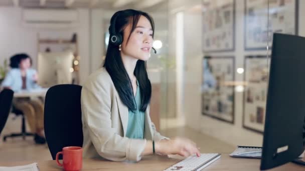 Call Centrum Počítač Nebo Šťastná Asijská Žena Vysvětlující Help Desk — Stock video