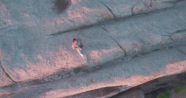 Drone Volo Uomo Spiaggia Fotografia Riprese Tecnologia Robot Con Telecomando — Video Stock