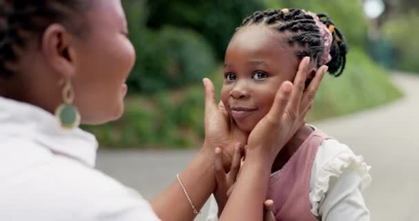Zwarte Moeder Kus Meisje Met Zorg Het Park Voor Quality — Stockvideo
