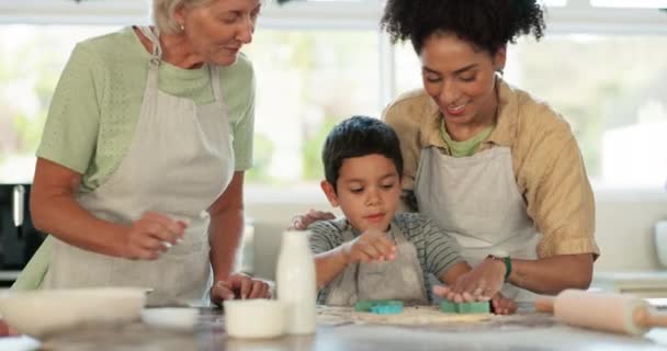 Matka Babcia Dziecko Pieczenia Uczenia Się Zabawy Kuchni Domu Dla — Wideo stockowe