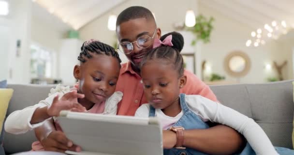 Οικογένεια Άνθρωπος Παιδιά Και Tablet Στο Σαλόνι Του Σπιτιού Τους — Αρχείο Βίντεο