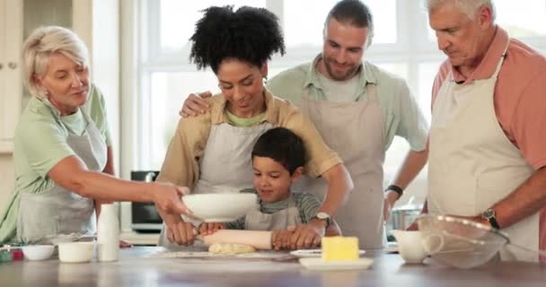 訪問中に一緒に自宅のキッチンでブレンドされた家族のベーキングフードを持つ両親 祖父母 料理教育のための幸せな親戚の家での愛 — ストック動画