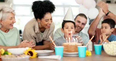 Doğum günü partisi, mum üfleyen çocuk ve mutlu aile evde birlikte şarkı söyleyip tatlı yiyerek kutluyor. Mutluluk, çocuklar kutlama ve tebrikler, insanlar pasta ile heyecanlı etkinlik.
