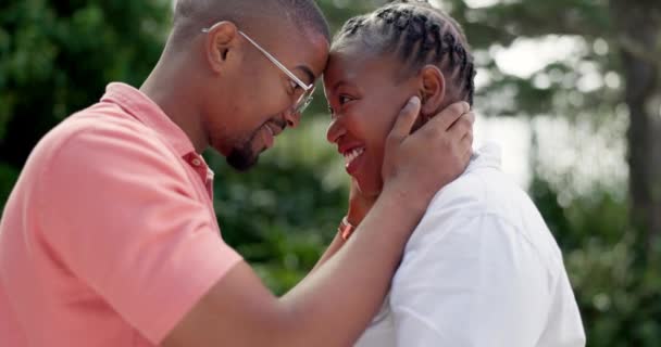 额头或快乐的黑人夫妇 结合在一起 快乐或浪漫地共度美好时光 在自然公园的户外约会中 婚姻信托 眼神交流或非洲男人与女人在一起 微笑或支持 — 图库视频影像