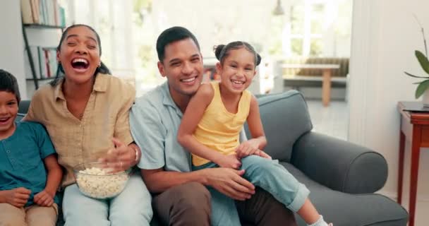 Mutluluk Ebeveynler Çocuklar Televizyon Izliyor Komedilere Gülüyorlar Birlikte Oturma Odasında — Stok video