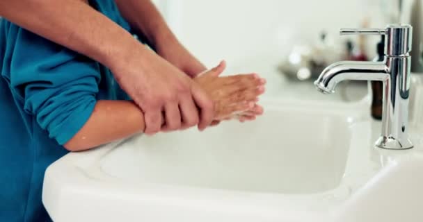 Mãos Lavagem Pais Ajudando Criança Para Higiene Saúde Sustentabilidade Água — Vídeo de Stock