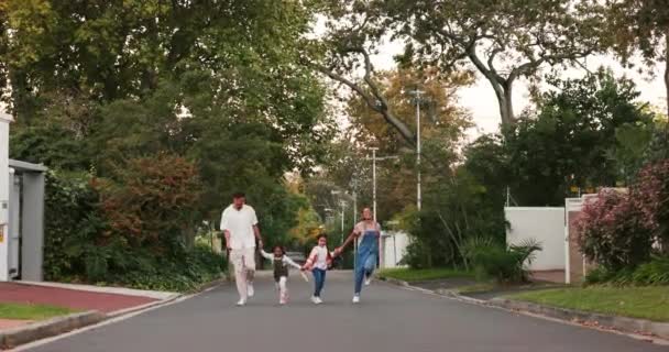 ストリートで家族 子供たちは または近所で手を握って遊んでいます 楽しい散歩 興奮し 夏に道路で屋外で遊ぶと幸せな男 女と子供 — ストック動画