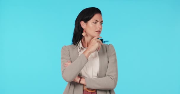 Bizneswoman Myślenie Ręka Podbródek Studio Poważną Twarzą Zwątpieniem Lub Wizją — Wideo stockowe