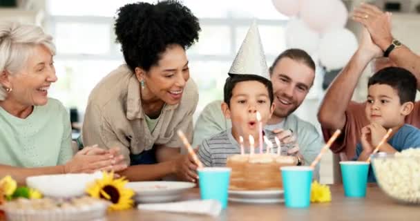 Festa Aniversário Criança Soprando Velas Família Feliz Comemorar Com Aplausos — Vídeo de Stock