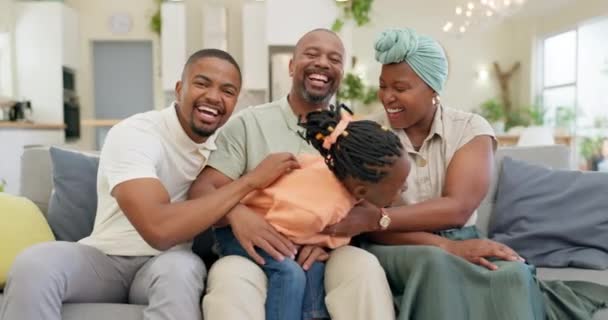 黒の家族 笑いとボンディングと品質の時間のために自宅でソファの上に子供と親 幸せな ラウンジと幸せな母親 父親と女の子オンソファとティッキング一緒に楽しいのためにリビングルーム — ストック動画