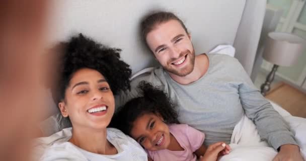 Πρόσωπο Διαφυλετικοί Γονείς Και Selfie Του Παιδιού Στο Υπνοδωμάτιο Βιντεοκλήση — Αρχείο Βίντεο