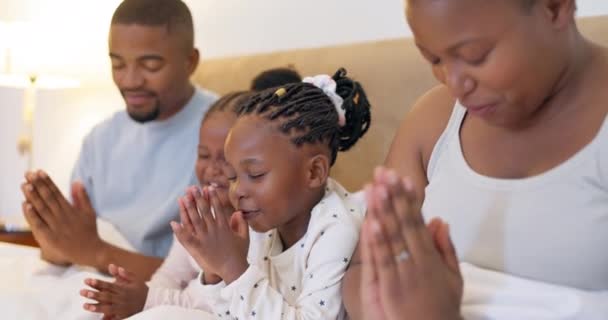 黑人家庭 父母和儿童在床上为宗教祈祷 晚上崇拜上帝和信仰 基督教和母亲 父母和女孩在卧室里祈祷信仰 感激和希望 — 图库视频影像