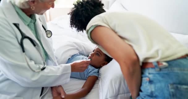Dottore Con Termometro Bambino Malato Ospedale Febbre Influenza Freddo Con — Video Stock