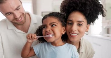 Face, banyoda dişlerini fırçalayan çocuklar, hijyen ve bakım, diş sağlığı ve sabah rutini. Kadın, erkek ve kız evde, ağız ve diş fırçasını diş macunuyla temizliyorlar..