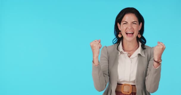 Mulher Negócios Punho Celebrar Vitória Sucesso Fundo Azul Com Sorriso — Vídeo de Stock