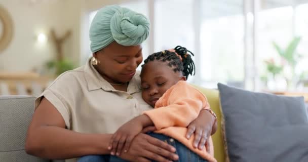 Matka Przytulić Śpiące Dziecko Kanapie Dla Miłości Opieki Lub Trzymając — Wideo stockowe