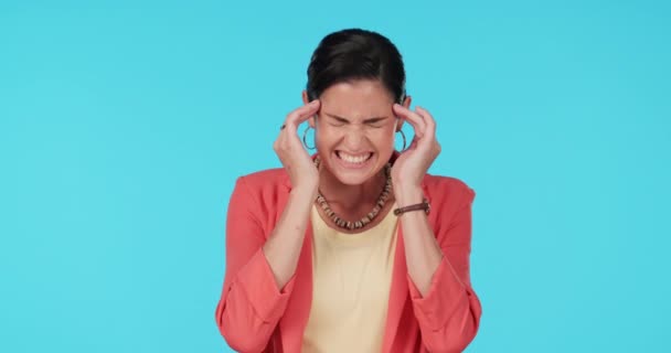 Kobieta Ból Głowy Ból Studio Niebieskie Tło Stres Psychiczny Problem — Wideo stockowe