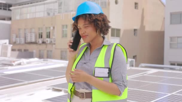女性と太陽のエンジニア 都市の屋根の上で笑顔でチャットや面白い会話を話しています スマートフォン エンジニアリング アフリカ人が話す 通信と再生可能エネルギーのための笑い — ストック動画