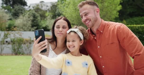 Pais Menina Criança Selfie Jardim Sorriso Feliz Luz Sol Verão — Vídeo de Stock