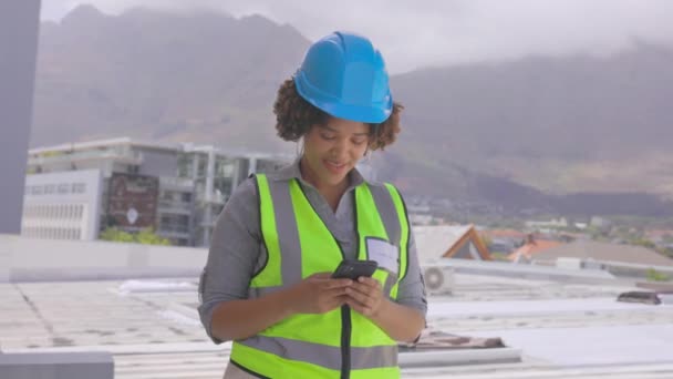 Kadın Telefon Görüşmesi Mutlu Mühendis Sohbeti Çatıdaki Bağlantıyla Sohbet Sohbet — Stok video
