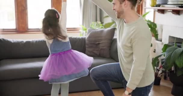 Rodzina Szczęśliwy Ojciec Dziewczyna Taniec Salonie Tworzenia Więzi Jakości Czasu — Wideo stockowe