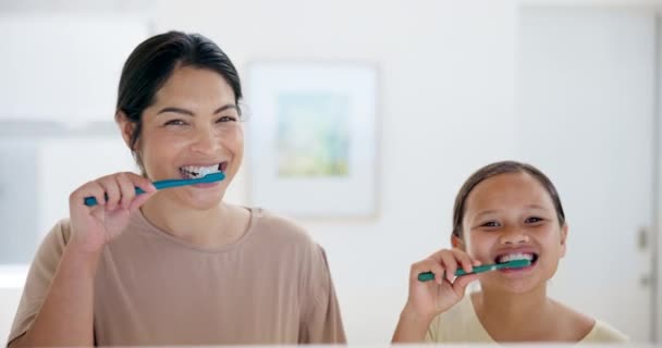 Mãe Feliz Menina Escovação Dentes Banheiro Para Atendimento Odontológico Higiene — Vídeo de Stock