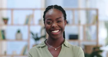 Profesyonel, gülümseyen ve iş yapan siyahi bir kadın tasarımcı, zihniyet ve yaratıcılık için ofiste. Girişimci, geleceğin çalışanı, uzmanı ve özgüveni için çalışan portresi ile mutlu ve gururlu.