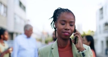 Siyahi kadın, iş ve telefon görüşmesi şehir dışında dolaşırken, iletişim ve iletişim ağlarında. Kentsel müzakere, sohbet veya iletişim için akıllı telefona sahip kadın girişimci.