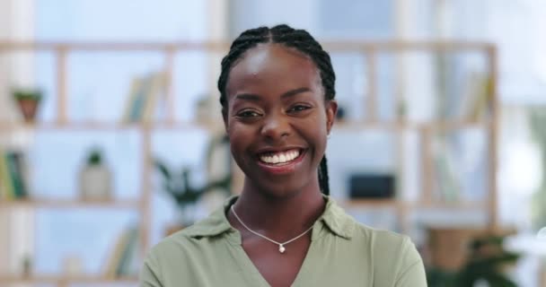 デザイナー マインドセットと創造のためのオフィスで黒の女性の顔を持つ専門家 笑顔とビジネス 専門家と自信のための従業員の肖像画と起業家 幸せと誇り — ストック動画