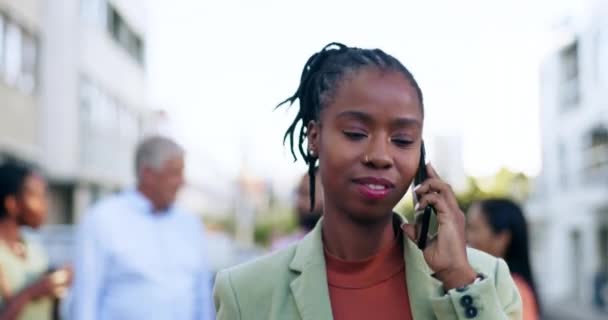 Черная Женщина Деловые Телефонные Звонки Время Прогулки Свежем Воздухе Городских — стоковое видео