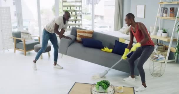扫地或打扫客厅 以及团队合作 沟通或快乐的关系 男人和女人 或持家的人 为了地板上的卫生 用粘合 交谈和微笑 — 图库视频影像