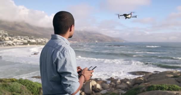 Hombre Con Dron Playa Tecnología Para Vigilancia Grabación Video Naturaleza — Vídeo de stock
