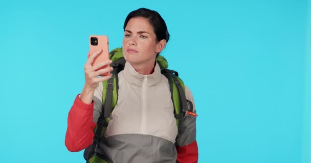 Senderismo Teléfono Una Mujer Estudio Para Conexión Red Búsqueda Señal — Vídeos de Stock