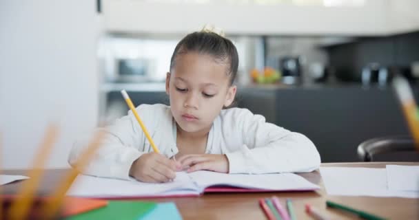Mädchen Kind Und Hause Schreiben Mit Hausaufgaben Lernen Und Notizbuch — Stockvideo