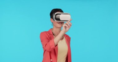 Kadın, sanal gerçeklik ve ekranda meta-evren, fütürist ve yüksek teknolojili mavi arka plan. El, kadın kullanıcı ve VR yazılım gelecekteki teknoloji ve dijital dünyada model alanı.