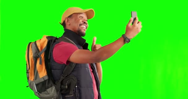 Zielony Ekran Selfie Czarny Człowiek Telefonem Wędrówce Przygoda Lub Podróż — Wideo stockowe