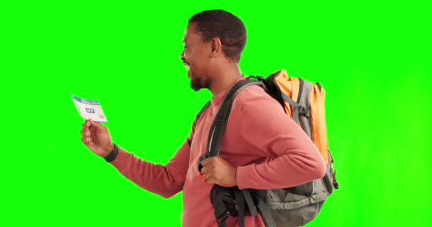 パスポート 緑のスクリーンスタジオでバックパックを持つ黒人男性幸せとモックアップの背景に興奮 自由のためのチケット 搭乗券 アフリカの男性の笑顔 冒険と休日の探検 — ストック動画