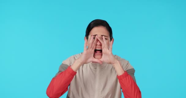 Rufe Ansagen Und Warnungen Mit Einer Frau Auf Blauem Hintergrund — Stockvideo
