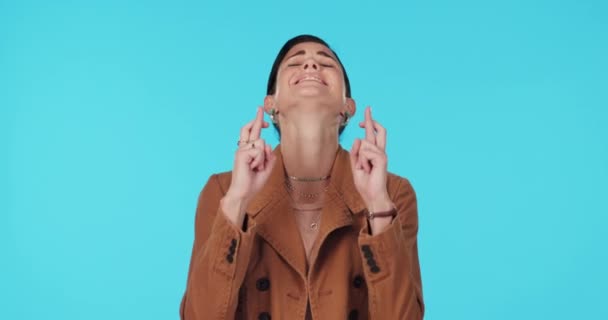 Tvář Naděje Žena Zkříženými Prsty Modlící Povýšení Pozadí Modrého Studia — Stock video