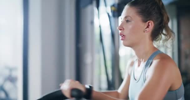 骑自行车或有氧锻炼 运动或室内训练设备 为运动 旋转自行车或俱乐部的健康和健康而骑固定自行车的活跃女性 — 图库视频影像