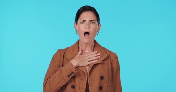 Mujer Shock Drama Con Noticias Sorpresa Reacción Anuncio Con Emoji — Vídeo de stock