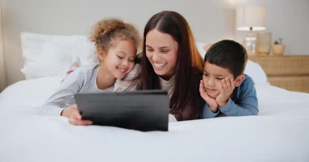 집에서 스트리밍 게임과 침대에 태블릿 어머니와 아이들 스토리텔링 판타지 책을위한 — 비디오